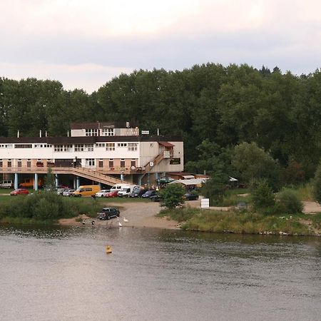 Hostel Boathouse Прага Екстериор снимка