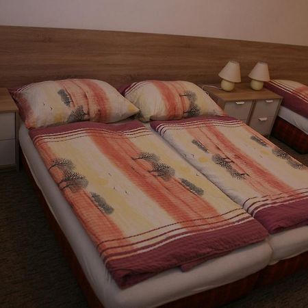 Hostel Boathouse Прага Екстериор снимка