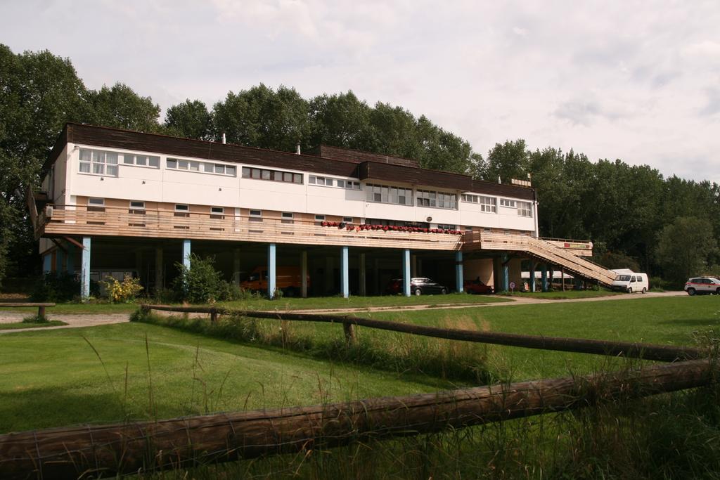 Hostel Boathouse Прага Екстериор снимка