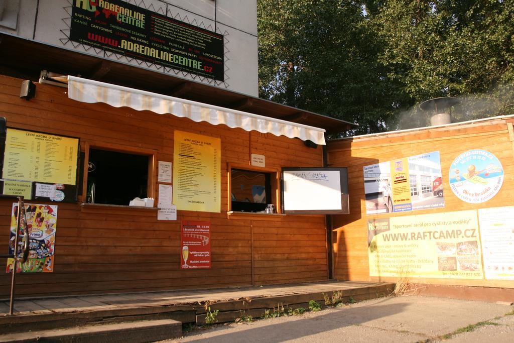 Hostel Boathouse Прага Екстериор снимка