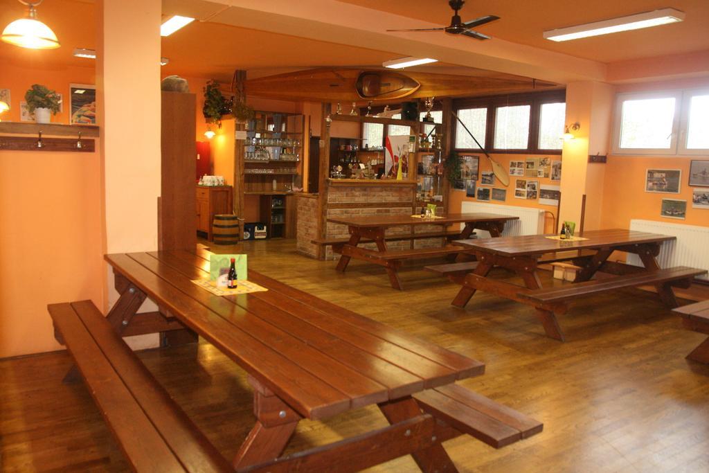 Hostel Boathouse Прага Екстериор снимка