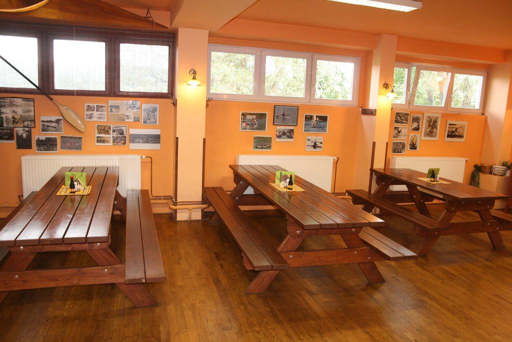 Hostel Boathouse Прага Екстериор снимка