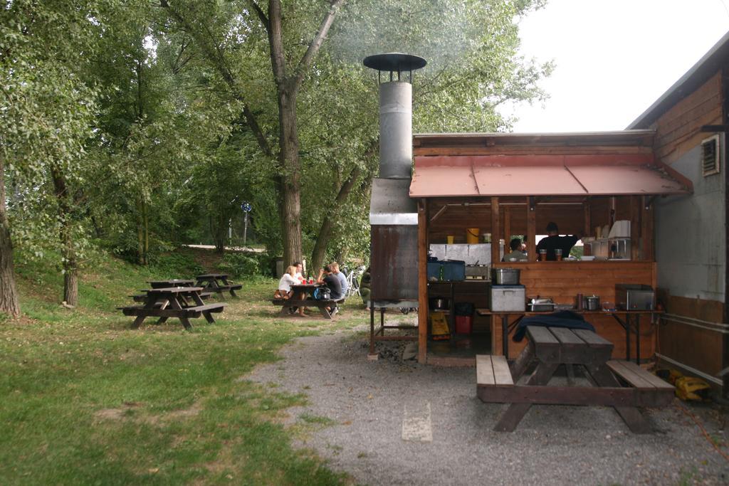Hostel Boathouse Прага Екстериор снимка