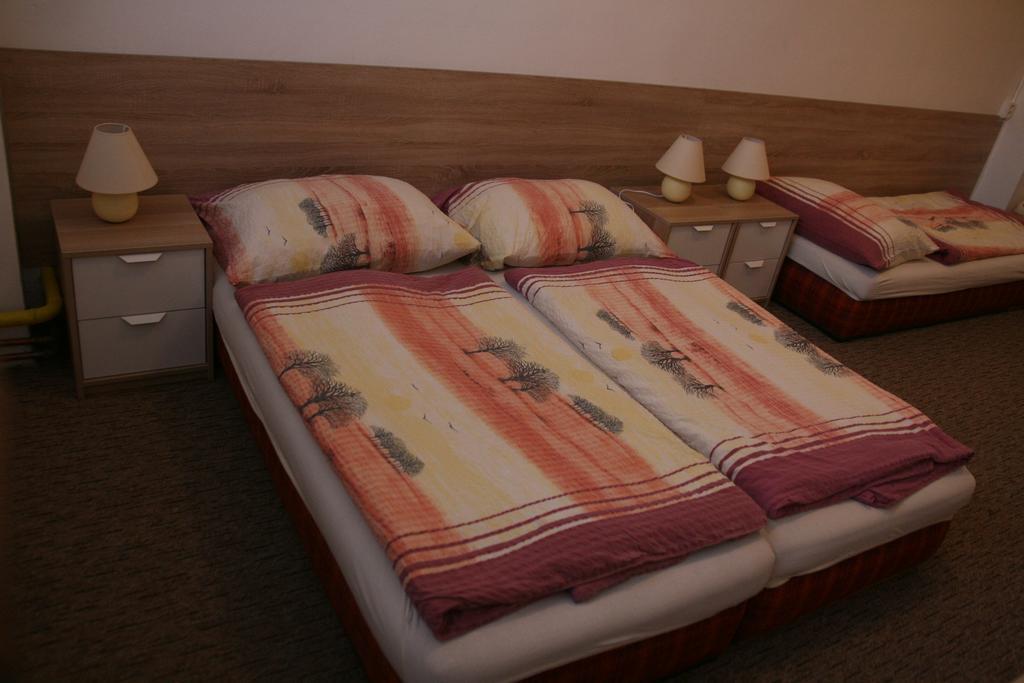 Hostel Boathouse Прага Екстериор снимка