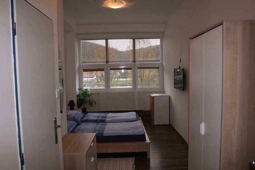 Hostel Boathouse Прага Екстериор снимка